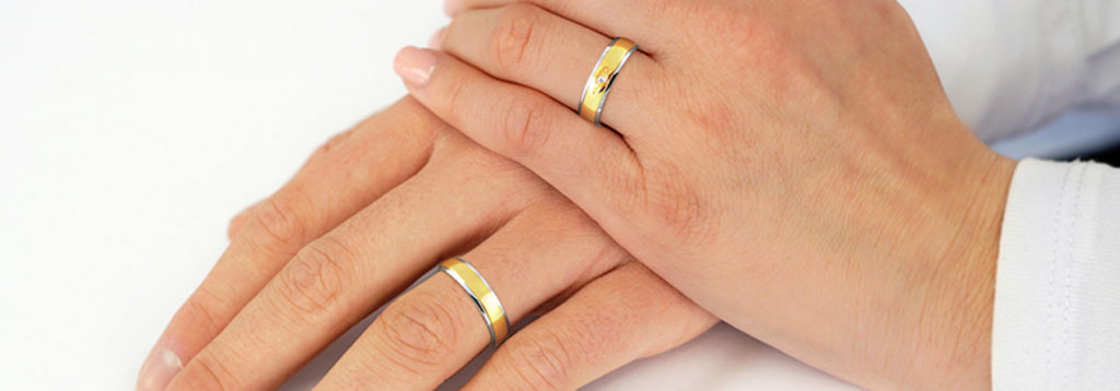 Styling Your Gold Wedding Band for Everyday Wear